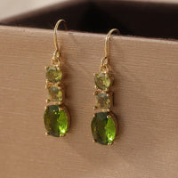 Gouden oorbellen met groene en gele edelstenen