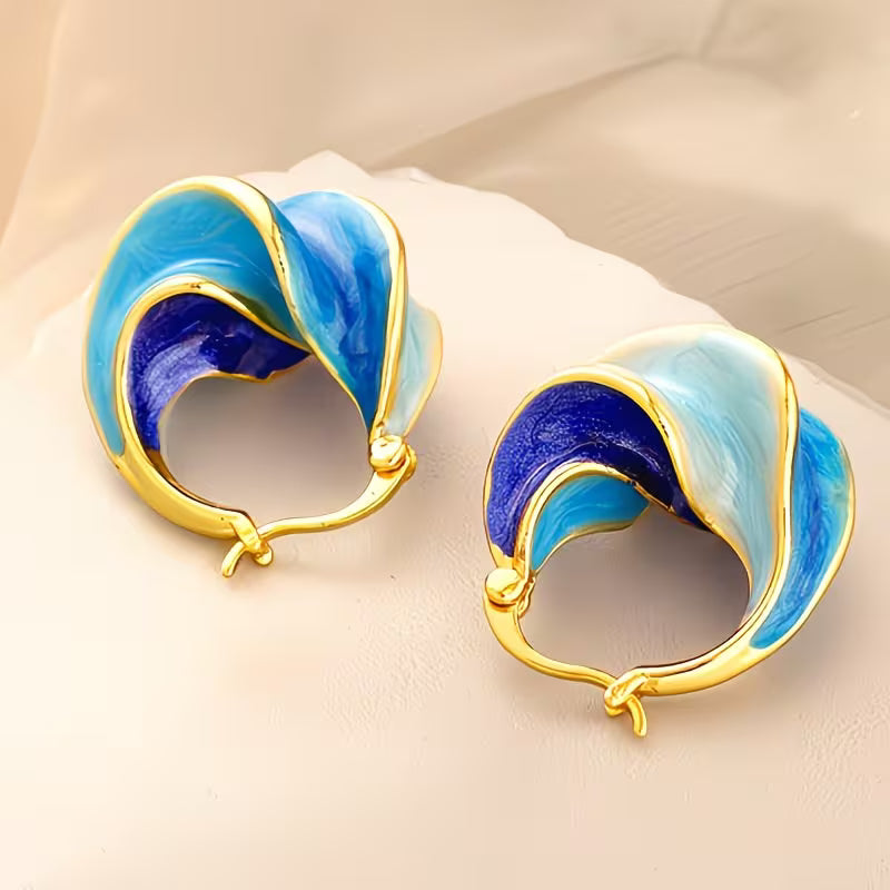 Gouden oorbellen met blauw gedraaid emaille