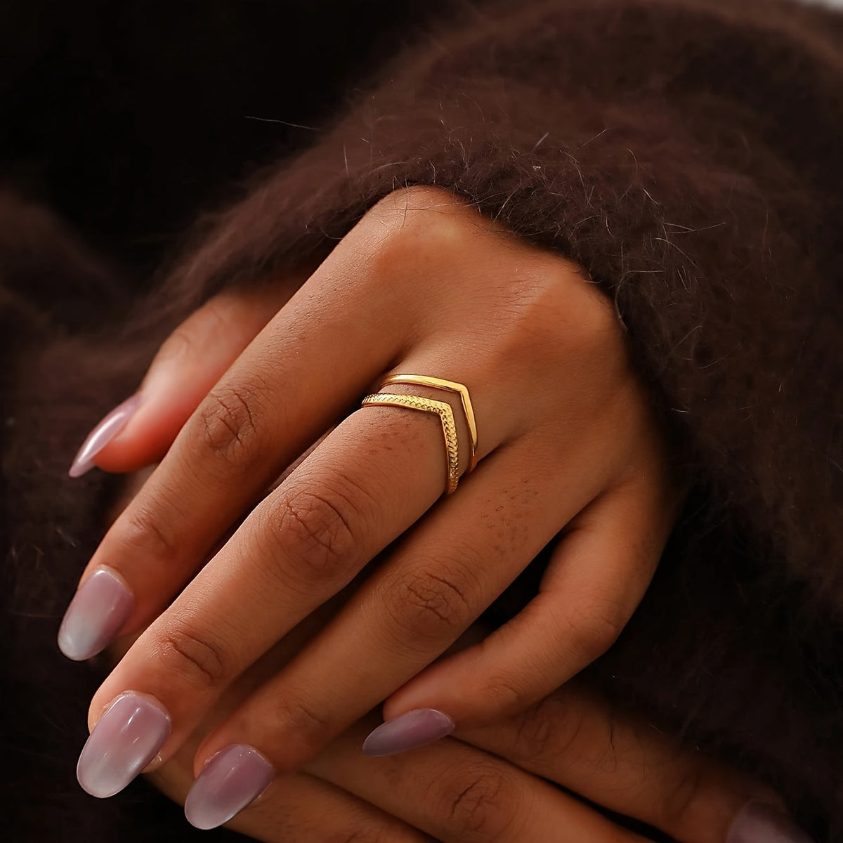 Gouden verstelbare ring met V-design