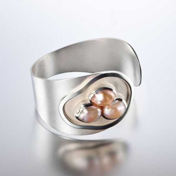 Zilveren ring met roze parelnest