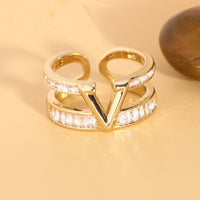 Tweekleurige verstelbare ring met baguette zirkonia en V-motief