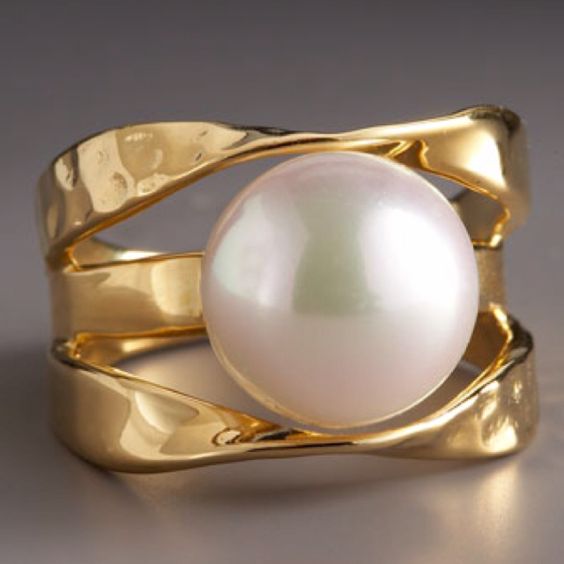 Gouden brede ring met grote parel