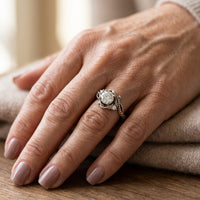Zilveren vintage ring met ronde witte edelsteen en blaadjes