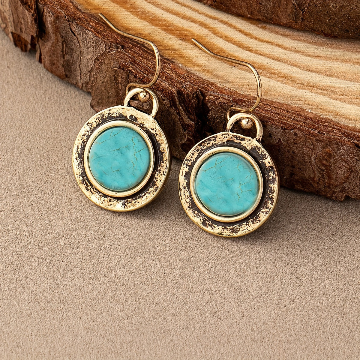 Goudkleurige vintage oorbellen met ronde turquoise
