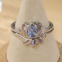 Zilveren lotusring met druppelvormige blauwe steen