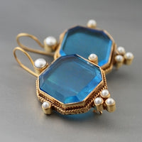 Gouden vintage oorbellen met blauwe glassteen en parels