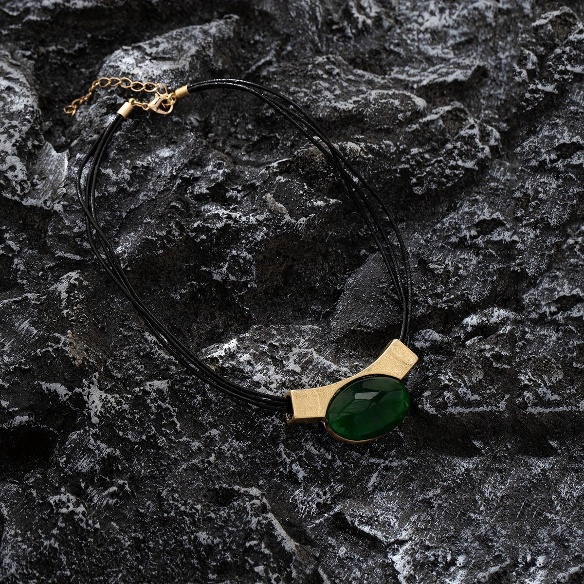 Elegante ketting met groene ovale edelsteen en goudkleurige bar