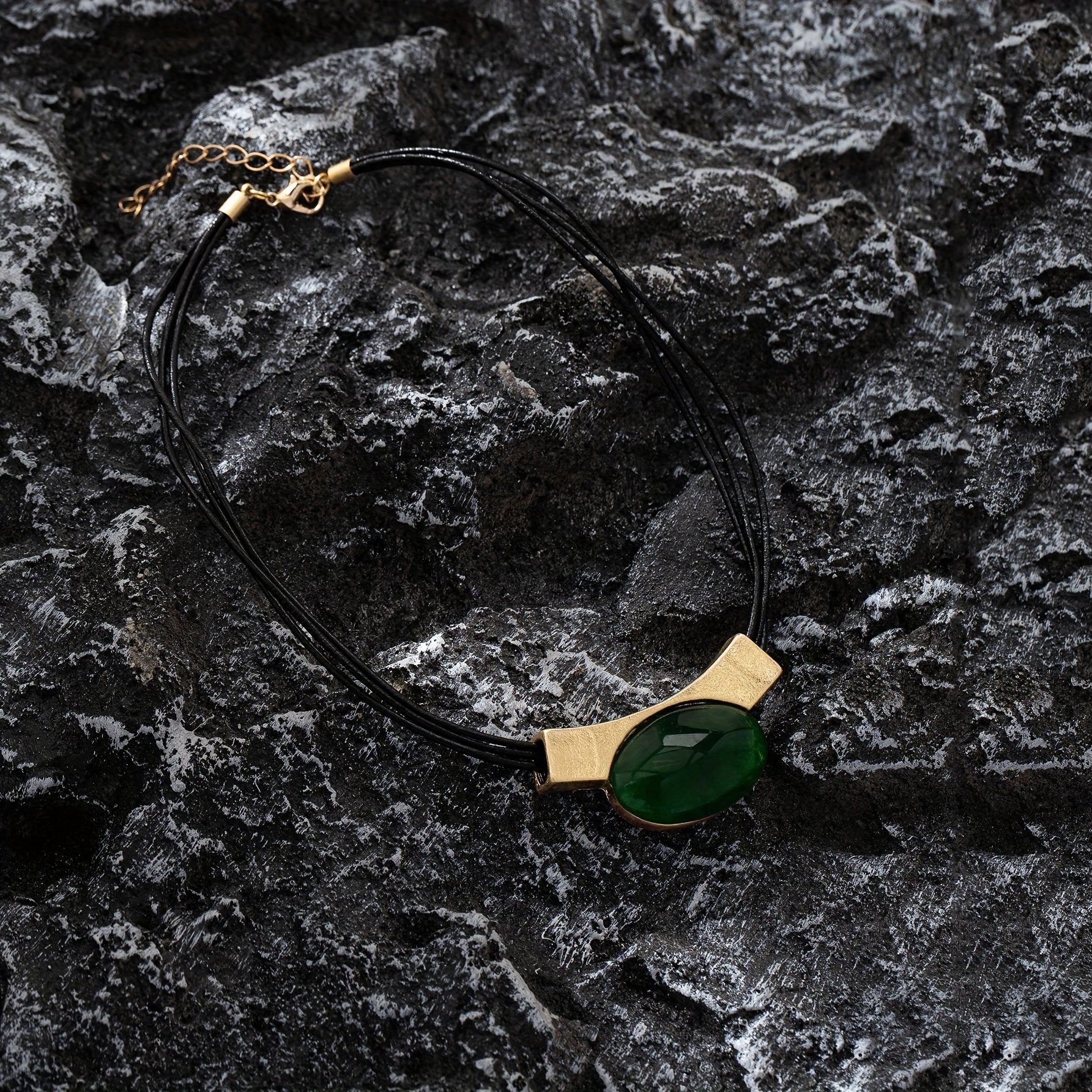 Elegante ketting met groene ovale edelsteen en goudkleurige bar