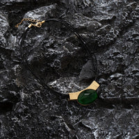 Elegante ketting met groene ovale edelsteen en goudkleurige bar