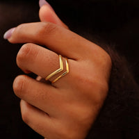 Gouden verstelbare ring met V-design