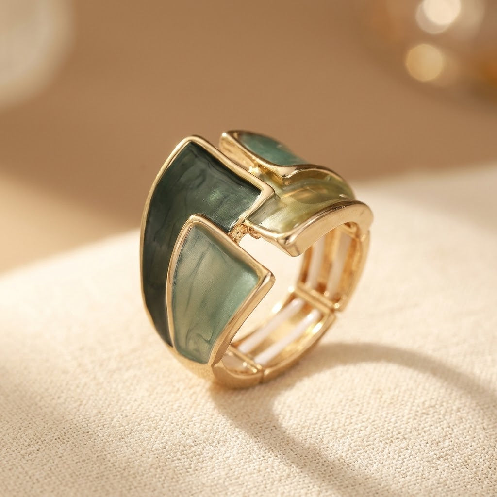 Gouden ring met groene emaille vlakken