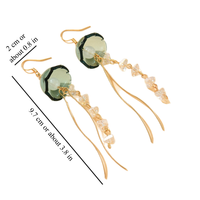 Gouden tassel oorbellen met groene glazen steen