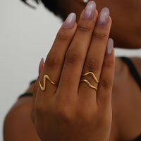 Gouden minimalistische ringenset met golfdesign