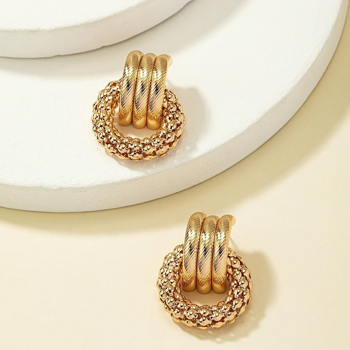 Gouden statement oorbellen met getextureerd cirkelmotief