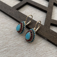 Vintage oorbellen met turquoise druppel en rode strass