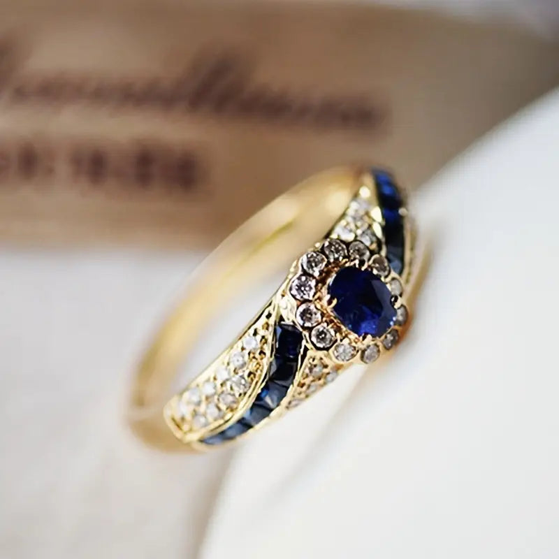 Gouden vintage ring met blauwe steen en zirkonia