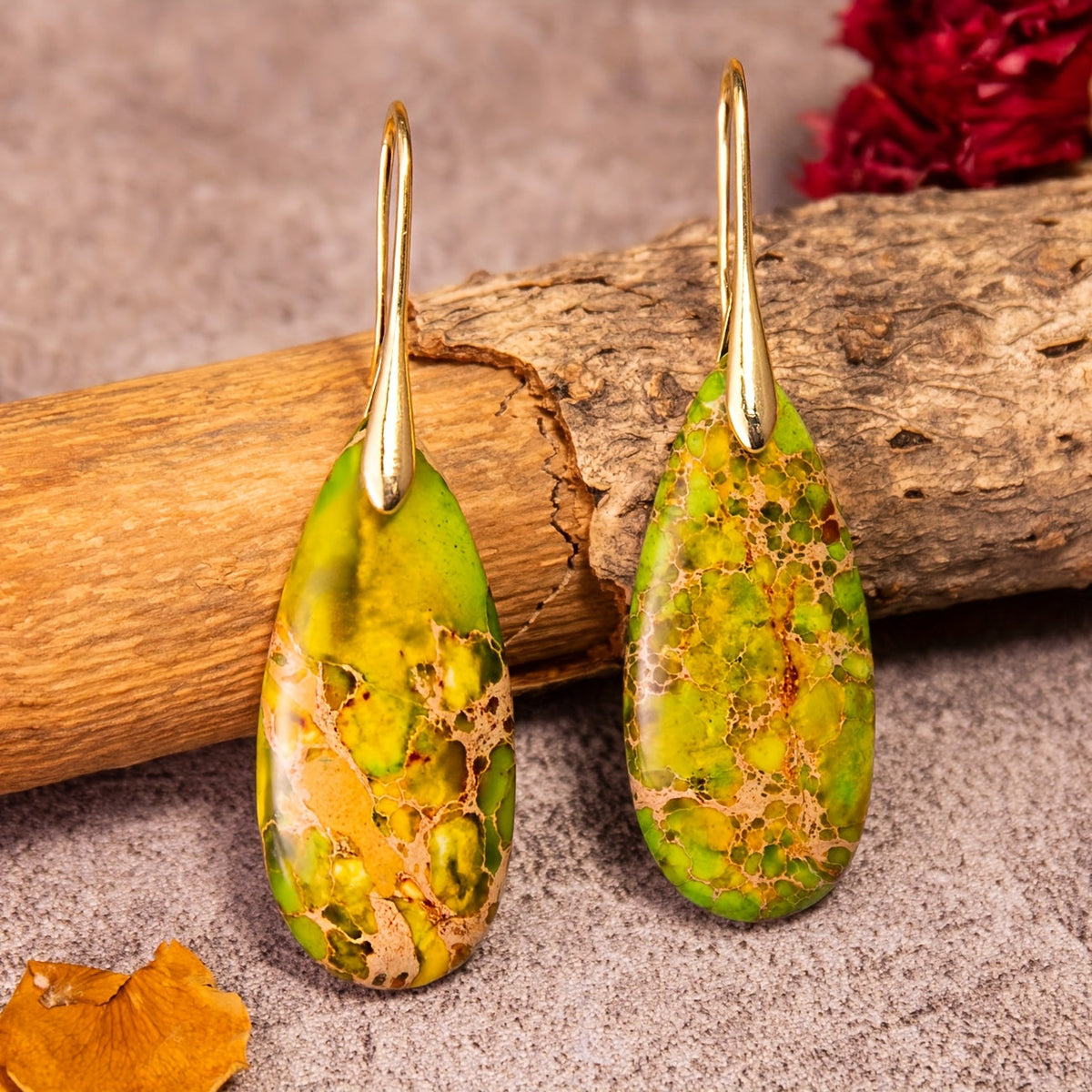 Gouden oorbellen met groene jaspis in druppelvorm