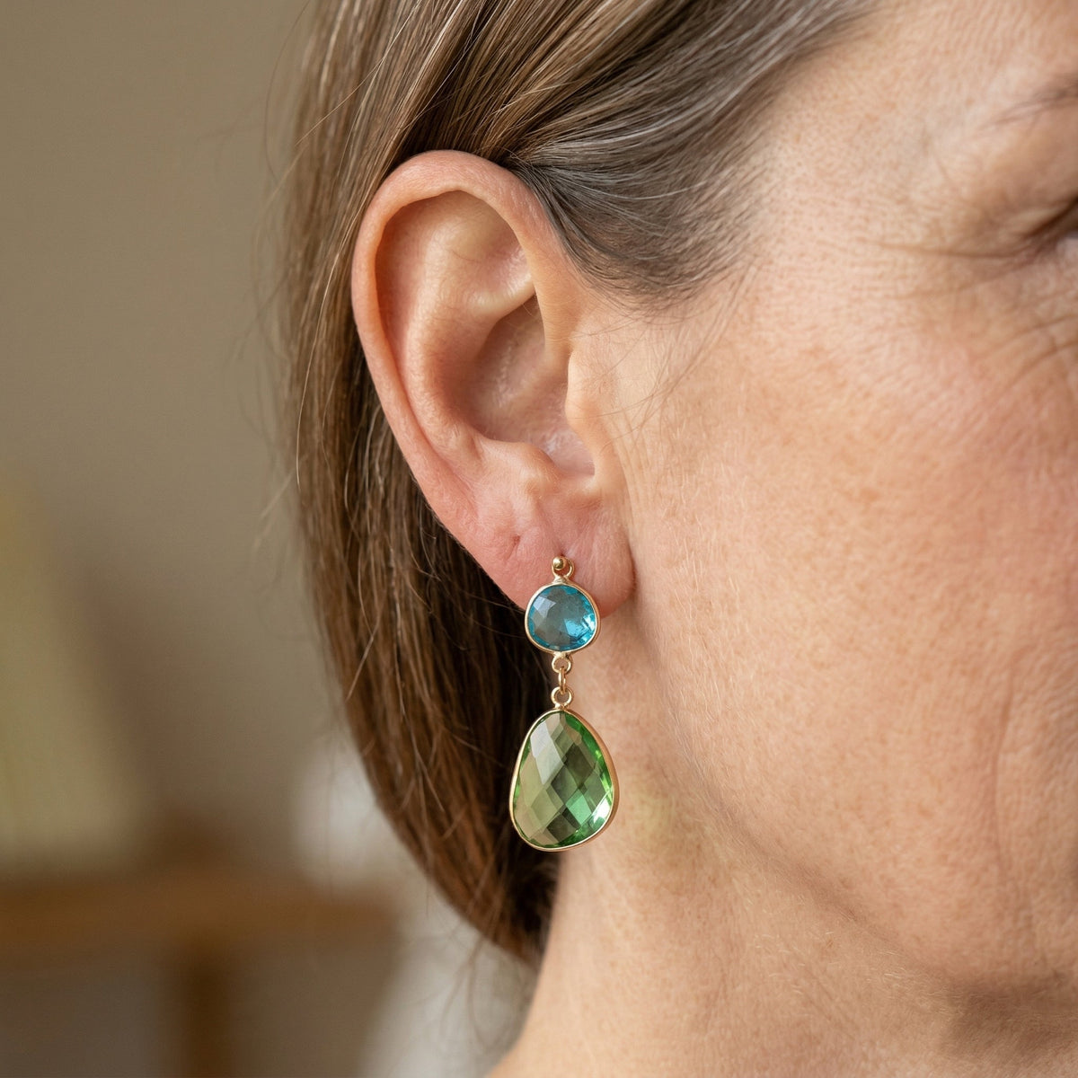 Gouden oorbellen met turquoise glitter halve maan