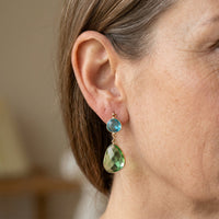 Gouden oorbellen met turquoise glitter halve maan