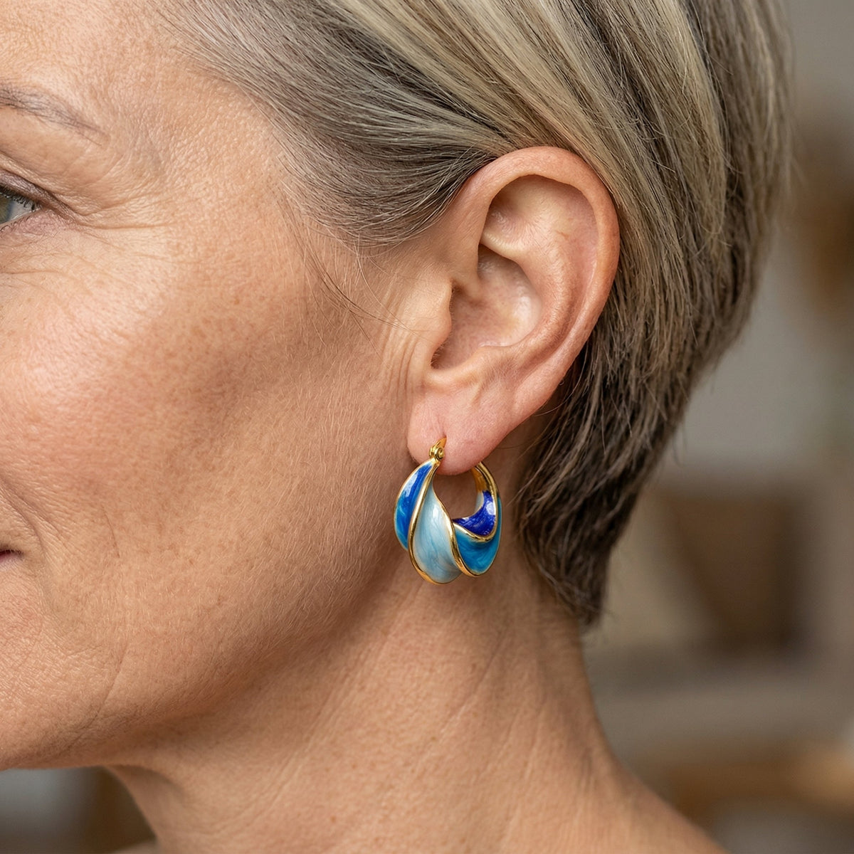 Gouden oorbellen met blauw gedraaid emaille