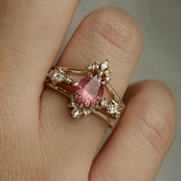 Gouden ring met roze druppelsteen en V-band