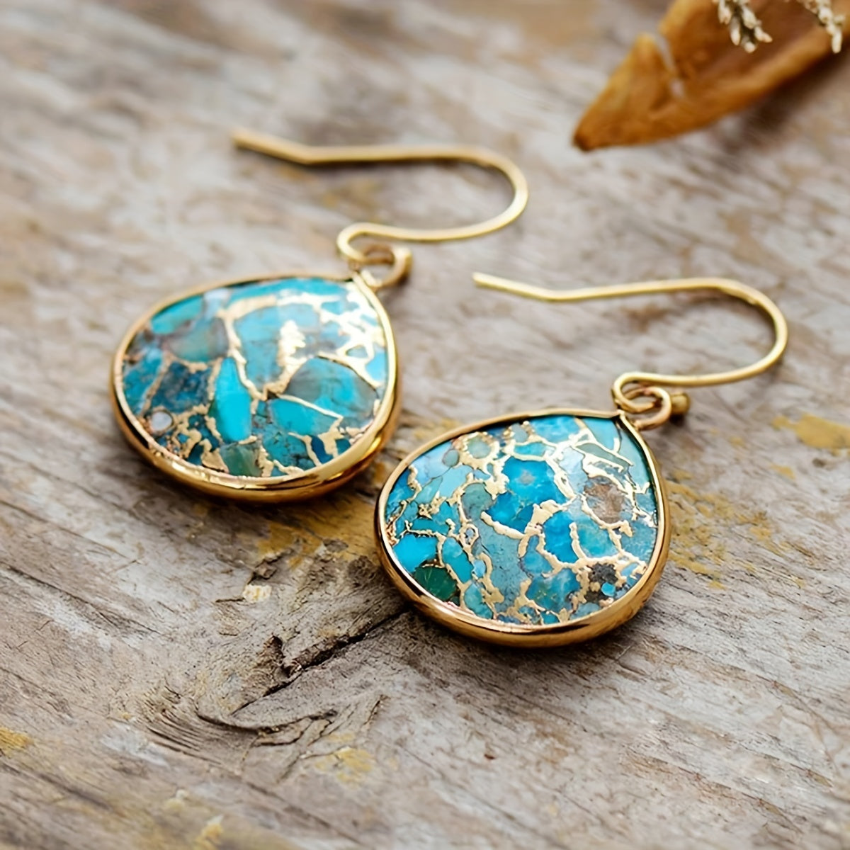Gouden bohemian druppeloorbellen met turquoise mozaïek