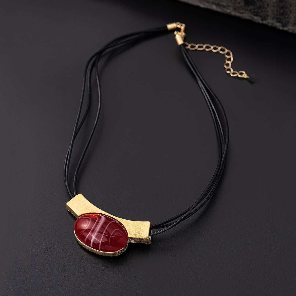 Elegante ketting met groene ovale edelsteen en goudkleurige bar