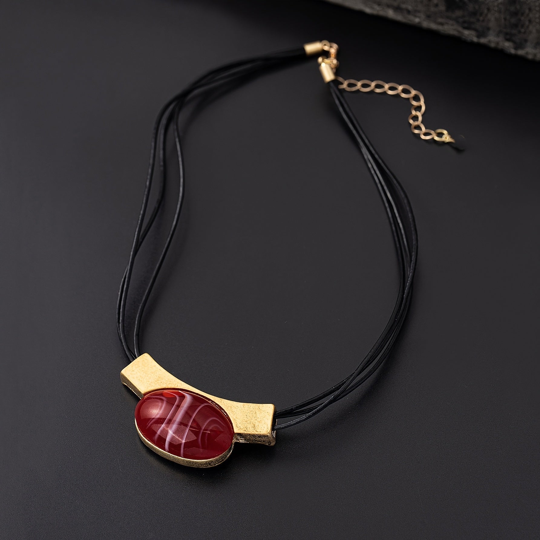 Elegante ketting met groene ovale edelsteen en goudkleurige bar