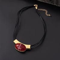 Elegante ketting met groene ovale edelsteen en goudkleurige bar