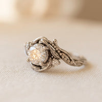 Zilveren vintage ring met ronde witte edelsteen en blaadjes