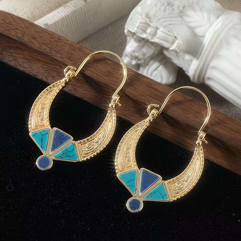 Bohemian oorbellen met turquoise halvemaan en kralen