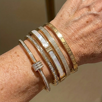 Gouden armbandenset met parelmoer en zirkonia