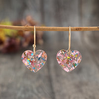 Gouden oorbellen met hart van roze confettihars