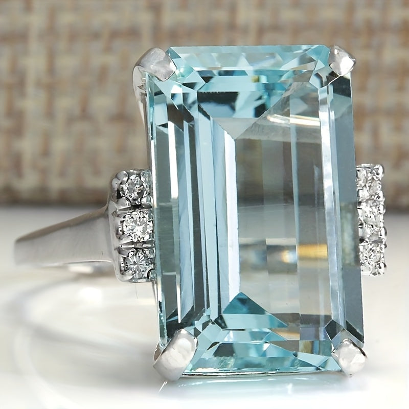 Zilveren ring met smaragdgeslepen zeeblauwe steen