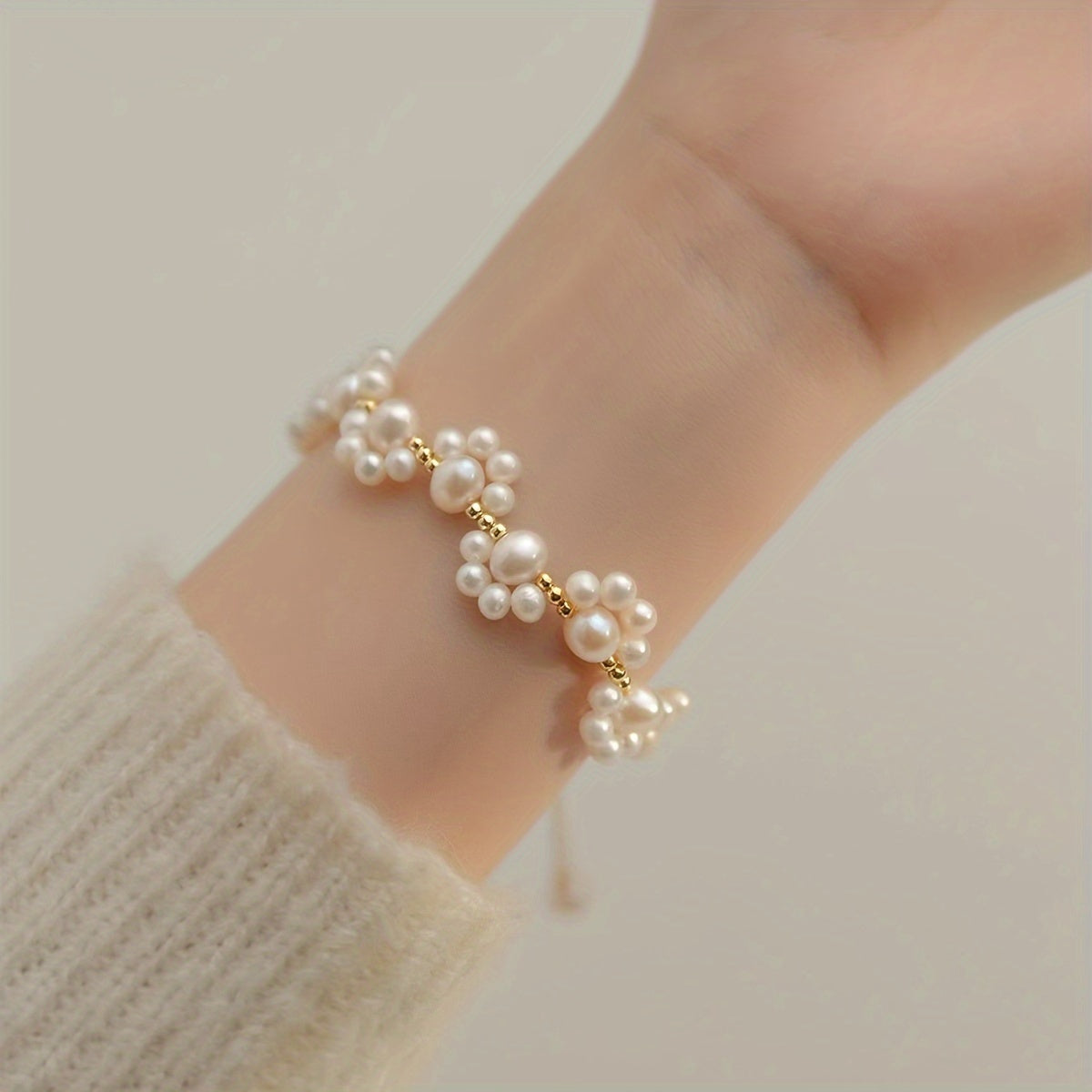 Gouden armband met parelclusters en hangbedeltje