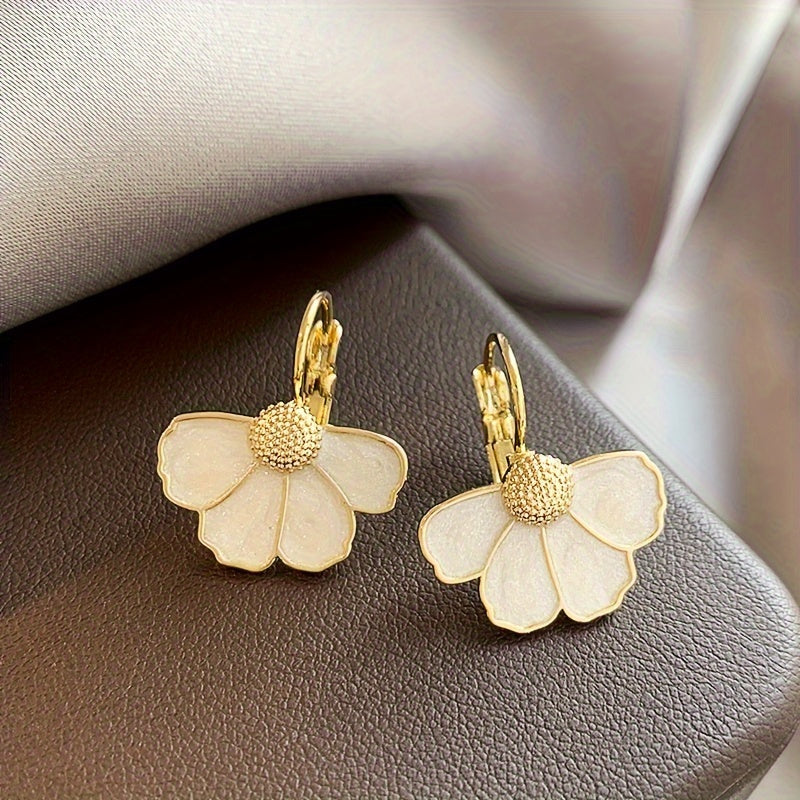 Gouden oorbellen met witte parelmoer bloem