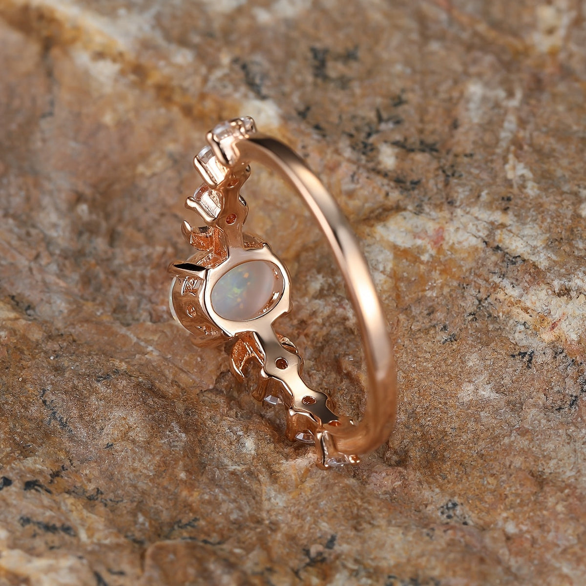 Roségouden ring met ovale witte opaal en maantje