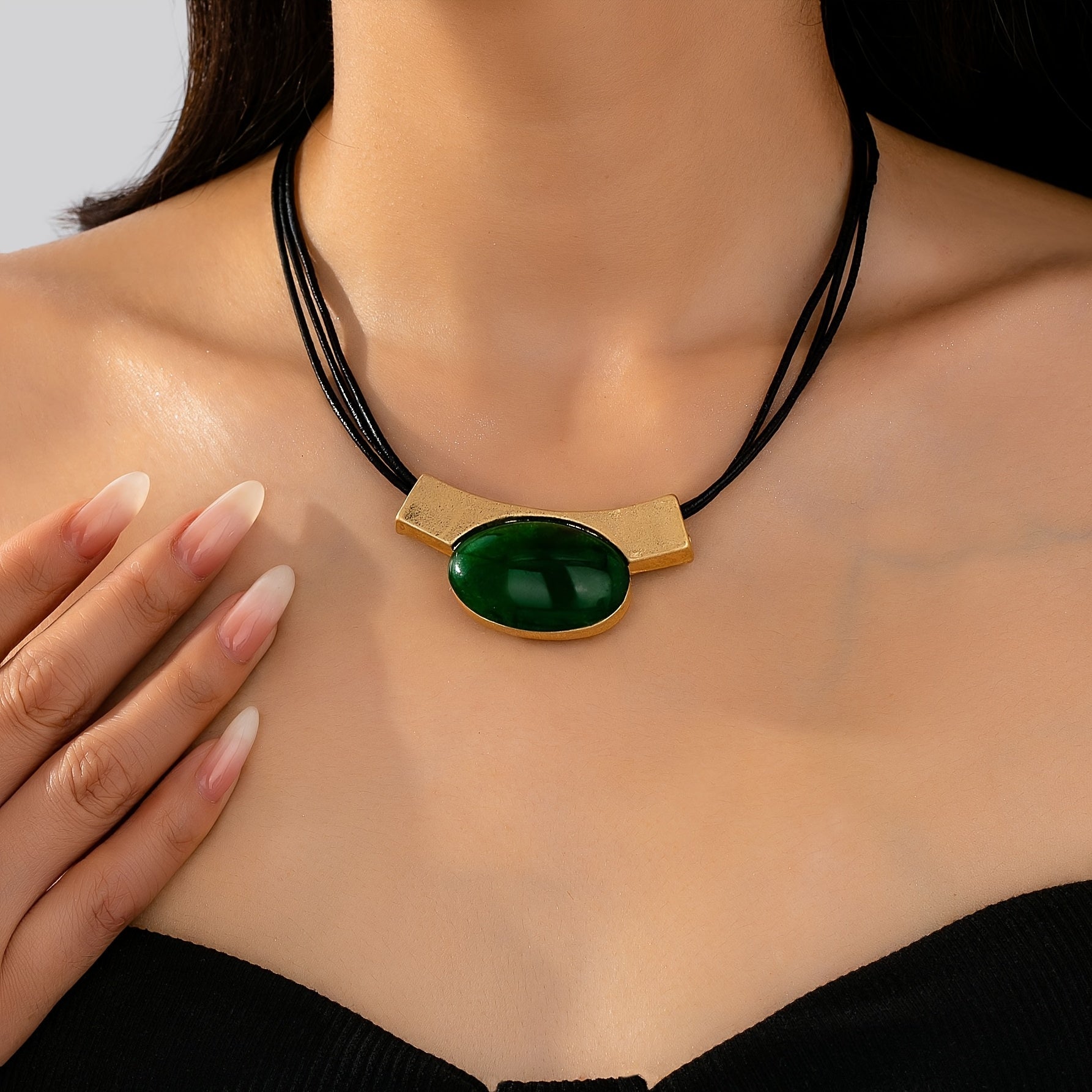 Elegante ketting met groene ovale edelsteen en goudkleurige bar