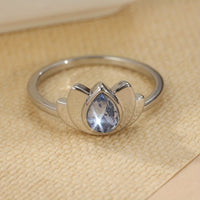 Zilveren lotusring met druppelvormige blauwe steen