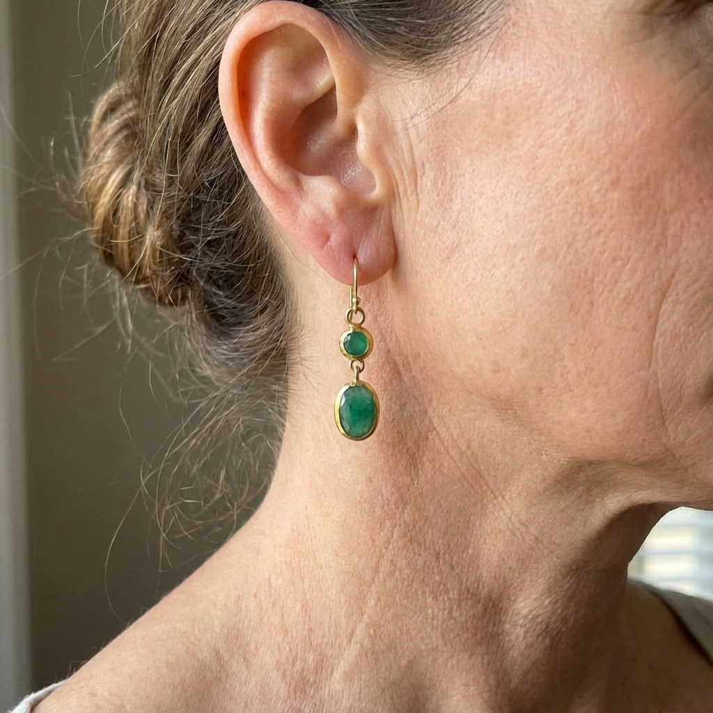 Gouden oorbellen met groene edelstenen