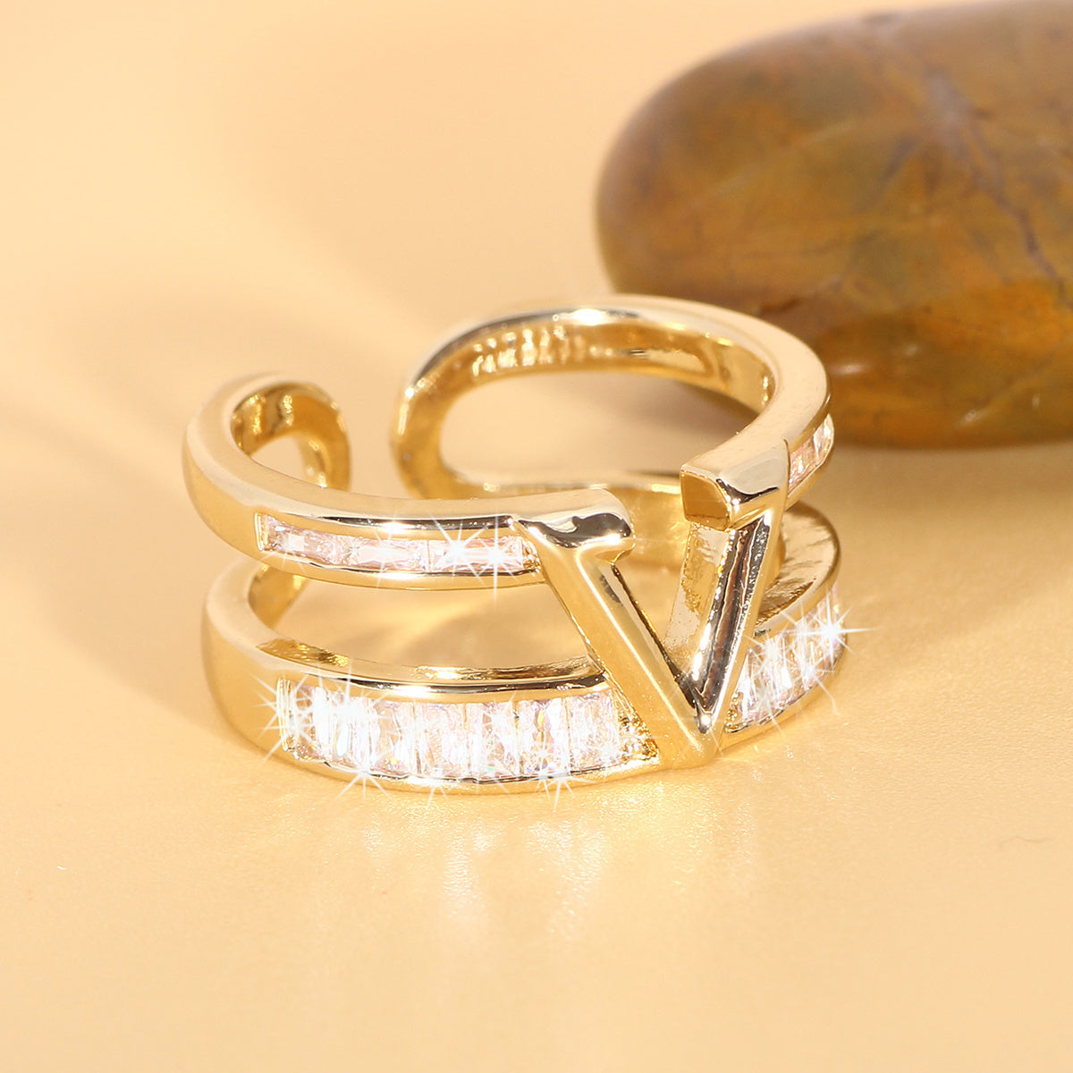 Tweekleurige verstelbare ring met baguette zirkonia en V-motief