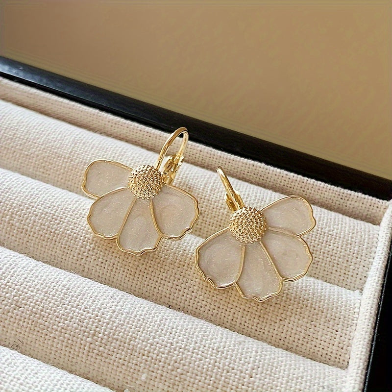 Gouden oorbellen met witte parelmoer bloem