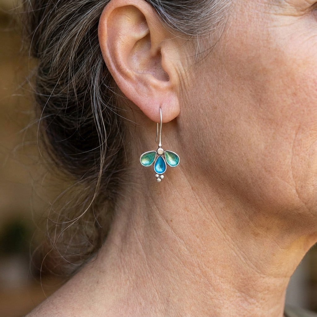 Zilveren oorbellen met blauwgroene emaille bloemblaadjes