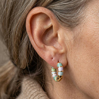 Gouden emaille oorbellen roze en turquoise