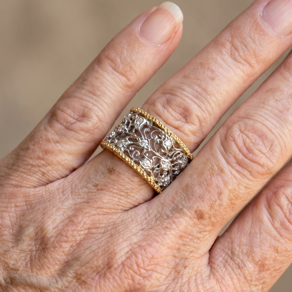 Zilveren brede ring met bloemmotief en zirkonia