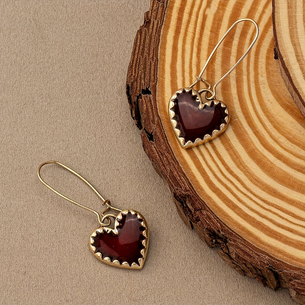 Gouden vintage oorbellen met donkerrood hart