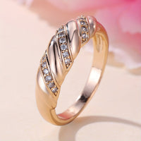 Roségouden gedraaide ring met zirkonia