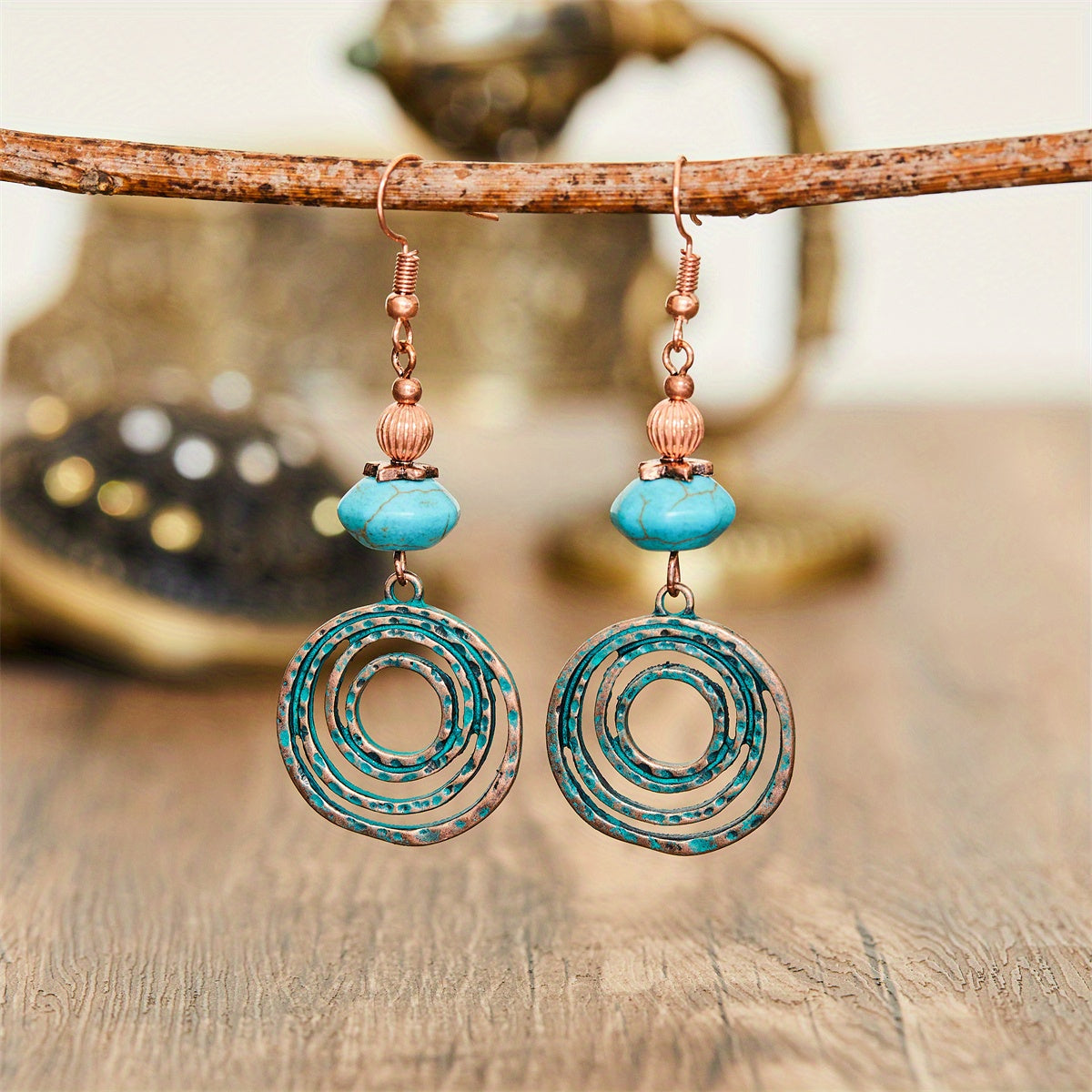 Bohemian koperkleurige oorbellen met turkoois en spiraal