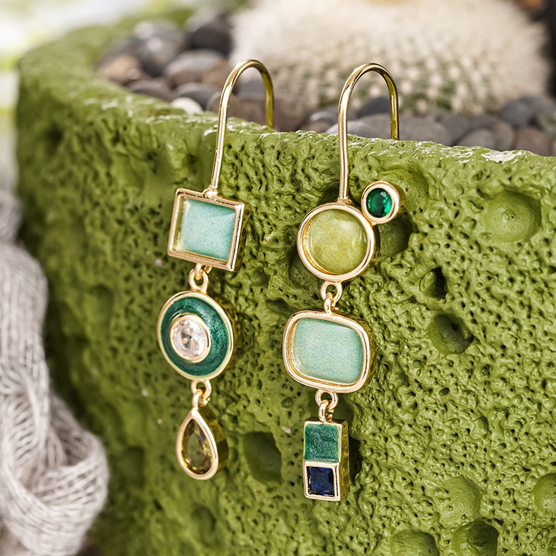 Gouden geometrische hangoorbellen met groene en blauwe stenen