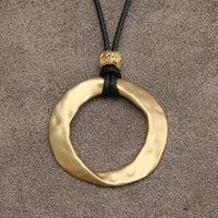 Minimalistische ketting met gehamerde zilveren ringhanger